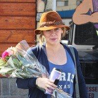 Pregnant Hilary Duff receives flowers from a paparazzo | Picture 88897